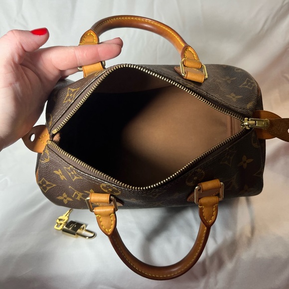 SOLD- Authentic Louis Vuitton Speedy 25 Monogram - Picture 9 of 16
